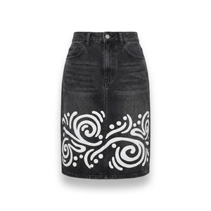 Falda midi vaquera negra para mujer al por mayor con dobladillo sin rematar y bordado personalizado, proveedor de boutique, suministro a granel - Product Image 3
