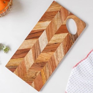 Planche à découper en bois robuste et personnalisable avec une surface épaisse et résistante aux rayures pour un utilitaire de cuisine durable - Product Image 1