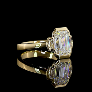 Anillo de Compromiso de Tres Piedras con Corte Esmeralda de 2.41 Quilates, Oro Amarillo de 14K, Anillo de Novia con Diamante Cultivado en Laboratorio - Product Image 2