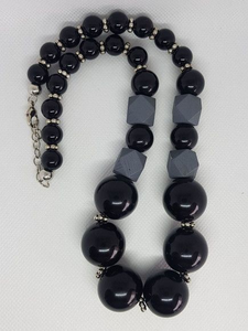 Collar de resina grueso y audaz con colores vibrantes y patrones únicos Perfecto para hacer una declaración en cualquier atuendo - Product Image 4