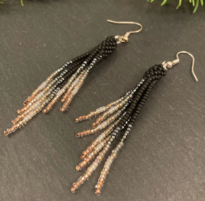 Pendientes de borla de cuentas de vidrio ombré hechos a mano en terciopelo negro mágico y champán rosa, pendientes colgantes bohemios ligeros de bronce para la noche - Product Image 2