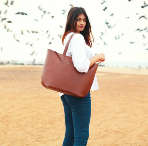 Esta linda bolsa de mano con diseño floral y base marrón con un posavasos de mármol ya está disponible a precios de mayoreo. - Product Image 4