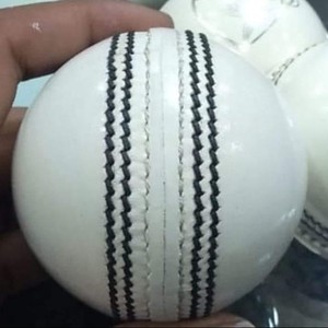 Balles dures en cuir de vachette 100% de bonne qualité avec logo personnalisé pour le match de cricket Un produit de qualité au Pakistan - Product Image 5
