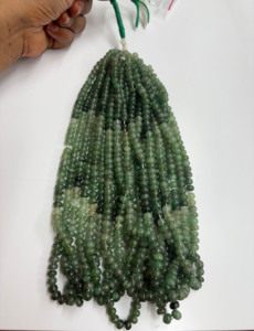 ลูกปัดหินควอตซ์สีเขียวลายสตรอเบอรี่เส้นยาว18นิ้วเรียบตามธรรมชาติ - Product Image 2