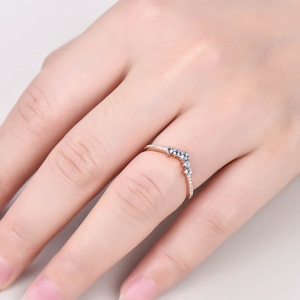 Bague de fiançailles empilable en or jaune massif 14 carats avec diamant blanc et topaze bleue bague de mariage de forme incurvée fine - Product Image 5