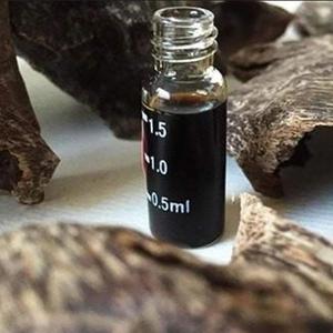 Huile de bois d'oud naturelle en vrac de haute qualité OEM Supply Anti-Aging Pure Essential Agarwood Oil - Product Image 1