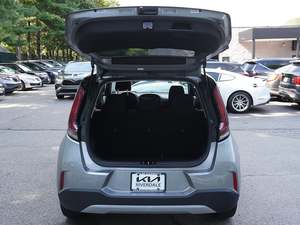 Nettoyer et utilisé 2025 Kia Soul LX FWD avec roues en acier Sièges en cuir Système de navigation Siège chauffant Toit ouvrant à démarrage à distance - Product Image 4