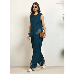 Deebaco Ensemble coordonné 2 pièces décontracté pour femme, comprenant un haut sans manches en rayonne crêpe vert sarcelle à col rond et un pantalon salwar longueur cheville, coupe ample - Product Image 1