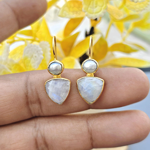 Pendientes hipoalergénicos de piedra lunar natural con perla de agua dulce, gancho chapado en oro de 18k, estilo geométrico, hechos a mano. - Product Image 5