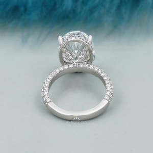 Anillo de Diamante Cultivado en Laboratorio con Certificación IGI, Corte Ovalado con Halo Oculto y Banda Pavé, Anillos de Diamantes Certificados - Product Image 4