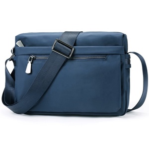 Bolsa de gimnasio de lona de viaje con logotipo personalizado unisex, patrón geométrico, entrenamiento deportivo, Fútbol para hombres y mujeres - Product Image 1