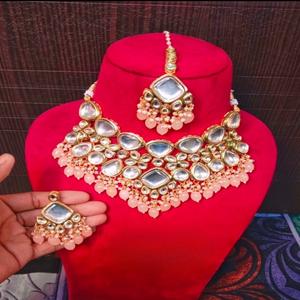 Ensemble de collier Kundan plaqué or exquis avec boucles d'oreilles assorties et ensemble de luxe Maang Tikka pour les mariages et les occasions festives - Product Image 1