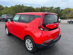 รถยนต์มือสอง Kia Soul LX CVT ปี 2022 รถ SUV เครื่องยนต์ 4 ลิตร เบาะหนัง ล้อแม็ก R17 กล้องมองหลัง พวงมาลัยซ้าย ภายในสีเข้ม เชื้อเพลิงเบนซิน/ไฟฟ้า โครงสร้างอะลูมิเนียม - Product Image 4