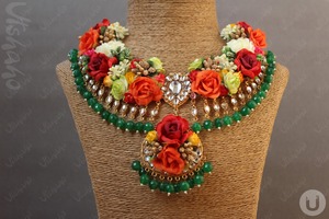 Parure de bijoux faite à la main en perles multicouches et fleurs artificielles Mayo, avec coquillages cauris, collier/boucles d'oreilles/bracelet pour mariage islamique ou Mehndi - Product Image 5