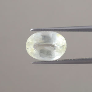 พลอยไพลินสีเหลืองธรรมชาติ รูปไข่ ขนาด 13x9.5 มม. น้ำหนัก 7.49 กะรัต ได้รับการรับรองจาก IGI สำหรับทำเครื่องประดับ ขัดเงา/เคลือบน้ำมัน 100% ด้วยแว็กซ์/น้ำมันธรรมชาติ - Product Image 1