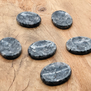 Pierres de méditation ovales en larvikite naturelle faites à la main pour la relaxation et la guérison énergétique (REIKI) - Vente en gros - Product Image 2