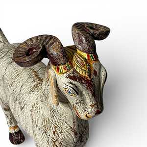 Figura de Cabra Rústica Antigua, Diseño Artesanal en Resina - Product Image 4