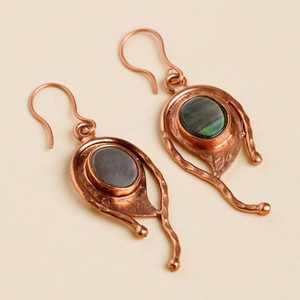 Pendientes de gota de cobre hechos a mano con nácar negro, bisel de piedras preciosas, joyería de moda artesanal única, estilo bohemio - Product Image 1