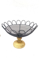 Plateaux de présentation de luxe en fil doré dernier cri Support à gâteau en métal avec socle antidérapant en acacia Support à gâteau en métal et bois en vente - Product Image 3