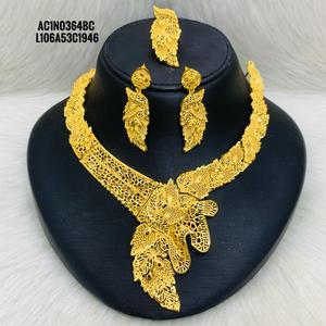 Collier court simple et à la mode avec boucles d'oreilles et bagues plaqué or 18 carats bijoux d'un gramme pour femmes - Product Image 1