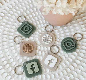 Llavero de acrílico duradero personalizado con tema de anime, llavero elegante único, opciones de grabado personalizado para regalos - Product Image 3