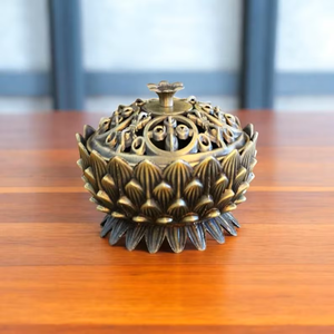 Quemador de incienso de luna creciente de latón antiguo con diseño de recorte adornado y motivos florales para decoración de Eid y Ramadán - Product Image 6