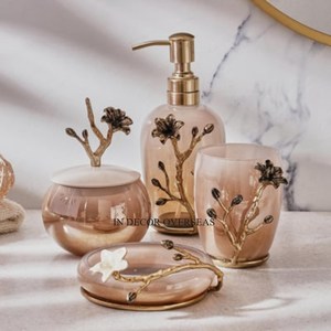 Distributeur de savon liquide en verre transparent avec des fleurs et des feuilles en métal plaqué or Base design et accessoires de salle de bain à pompe - Product Image 3