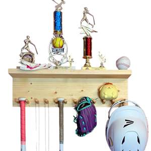 Portaoggetti da Softball/Baseball a 2 livelli a parete YEEYAYA ripiano in legno fatto a mano per 11 mazze 6 palline e Display trofeo - Product Image 6