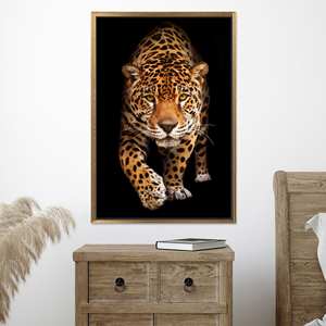 Elegante lienzo con estampado de leopardo, obra de arte moderna de gato salvaje para decoración audaz, 1 lienzo con marco dorado - Product Image 1