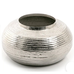 Qualité durable Dernière forme de bouteille Conception martelée Vase à fleurs en métal en aluminium Finition argentée Vase à fleurs décoratif - Product Image 3