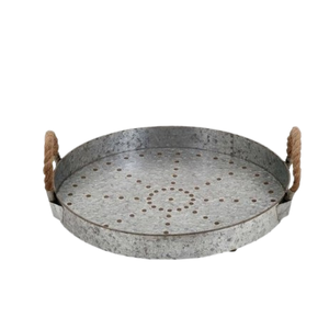 Bandeja de servir galvanizada con asa de madera para uso en cocina y mesa, ideal para servir delicias y postres. - Product Image 4