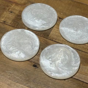 Collection de sous-verres en résine circulaire brillante exclusive et élégante pour la décoration de table de cuisine, les occasions de mariage et le style de la maison - Product Image 1