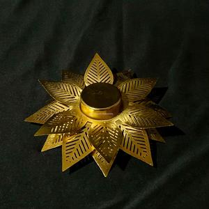 Portavelas de luz de té de latón en forma de loto para decoración de Diwali, soporte de luz de té hecho a mano con diseño de trabajo cortado - Product Image 3