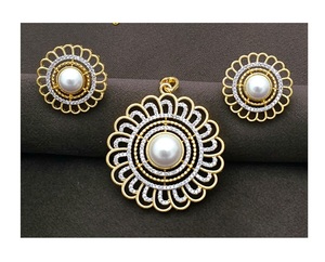 Elegante Juego de Collar y Pendientes de Latón Chapado en Oro con Circonitas para Mujer, Ideal para Bodas - Product Image 1