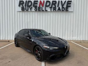 OFERTA TOP 2023 Alfa Romeo Giulia Quadrifoglio RWD Sedán, Auto de Alto Rendimiento Premium - Product Image 1