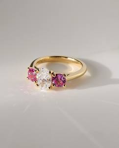 Anillo de tres piedras con diamantes ovalados cultivados en laboratorio y detalles de gemas rosas en oro amarillo/blanco/rosa de 14 quilates - Product Image 3