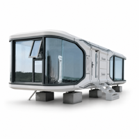 Capsule spatiale modulaire pour stations balnéaires avec fenêtres panoramiques et design surélevé