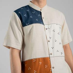 เสื้อเชิ้ตแขนสั้นพร้อมคอปกแบบแมนดารินและคลาสสิกที่สามารถเปลี่ยนได้พร้อมผ้าบาติกสีทันสมัยเน้นเนื้อผ้าผสม - Product Image 6