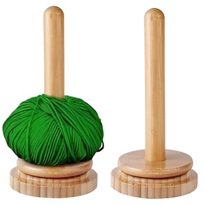 Distributeur de fil de laine à tricoter portable fabriqué à la main support de boule de fil en bois épais pour voyage pour un écheveau de fil - Product Image 6