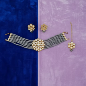 Hermoso Collar de Gargantilla de 7 Capas con Cuentas Étnicas de Estilo Antiguo, Pulido Dorado Intenso, Piedras Kundan Blancas, Ideal para Fiestas - Product Image 1