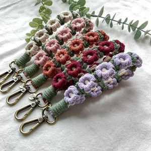 Kits de porte-clés mini bohèmes en macramé avec pompons, faits main, en acier inoxydable, écologiques, sûrs et légers, pour clés de voiture, sacs à main et téléphones, idéaux pour les remises de diplômes - Product Image 4