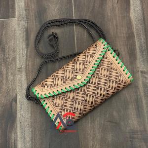 Nouvel arrivage de pochette en cuir élégant usiné à la main sculpture sur cuir multi-usages étui de téléphone en cuir occidental portefeuille multi-usages pour femmes - Product Image 1