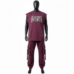 Ensemble 2 pièces pour homme : haut sans manches en molleton de coton et polyester premium GSM et pantalon cargo jogger bordeaux avec logo en strass - Product Image 1