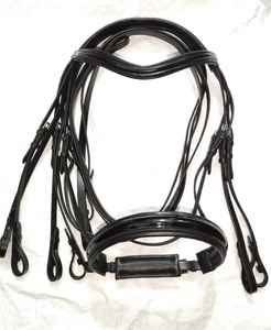 Brida de cuero de primera calidad con acolchado suave y forma semicircular para montar a caballo de forma duradera a un precio asequible. - Product Image 1