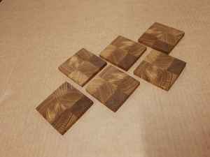 Sous-verres carrés élégants en noyer de style classique pour la maison Transformez la décoration de votre salon avec ces tapis et serviettes de vente élégants - Product Image 5