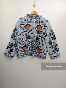 Veste courte de broderie Suzani pour femmes de qualité supérieure vêtements de plage d'hiver robe matelassée avec cadeau de conception brodée pour elle - Product Image 4