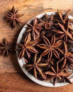 Gousses d'anis étoilé, parfumées et savoureuses, largement utilisées dans la cuisine asiatique, les tisanes et les remèdes naturels - Product Image 6