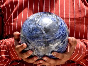 Esfera de Cristal Premium Hecha a Mano, Grabada por Muntaha Agate Exports, para Decoración de Arte Feng Shui y Coleccionables de Khambhat, India - Product Image 2