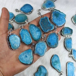 จี้ชิ้นหินควอตซ์พลังงานแสงอาทิตย์สีฟ้าขัดเงามากสำหรับผู้หญิงขายส่งชิ้นอัญมณี - Product Image 4