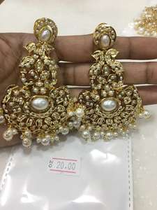 Pendientes de Novia Tradicionales en Tono Dorado con Piedras Multicolores, Detalles de Perlas y Trabajo Intrincado |   Joyería de Boda de Lujo Personalizada - Product Image 2